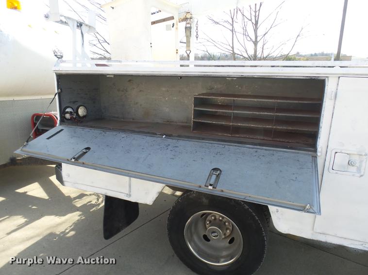 image for item CC9057 2001 Chevrolet Silverado 3500 bucket truck