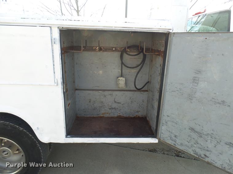 image for item CC9057 2001 Chevrolet Silverado 3500 bucket truck