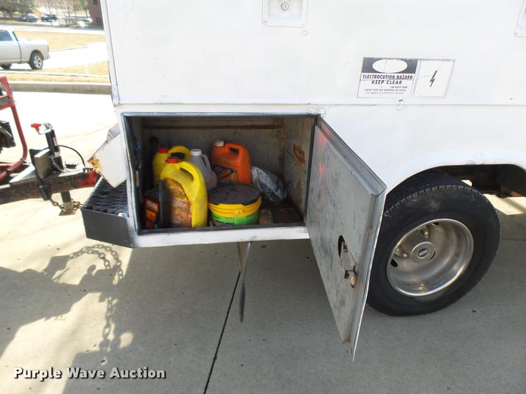 image for item CC9057 2001 Chevrolet Silverado 3500 bucket truck