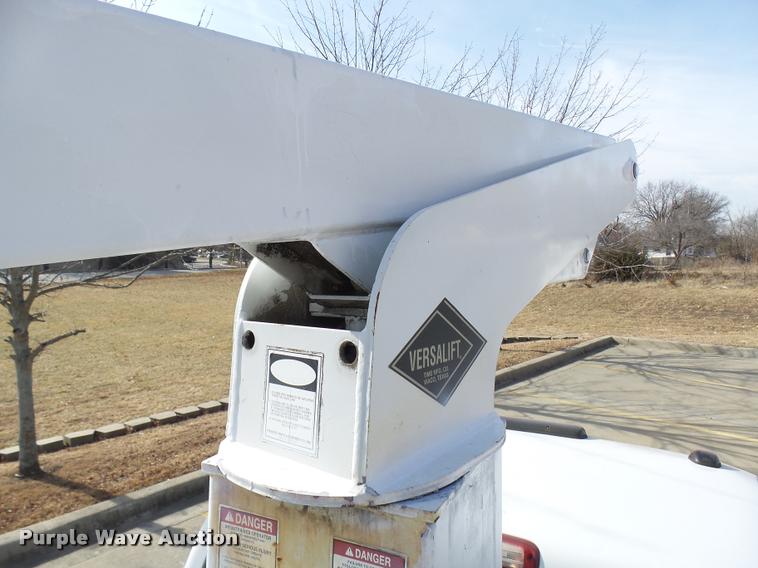 image for item CC9057 2001 Chevrolet Silverado 3500 bucket truck