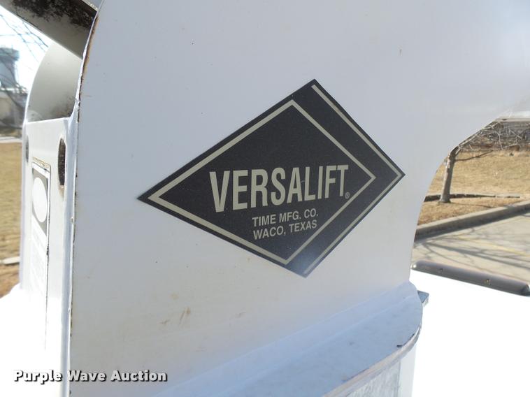 image for item CC9057 2001 Chevrolet Silverado 3500 bucket truck