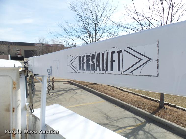 image for item CC9057 2001 Chevrolet Silverado 3500 bucket truck