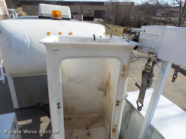 image for item CC9057 2001 Chevrolet Silverado 3500 bucket truck