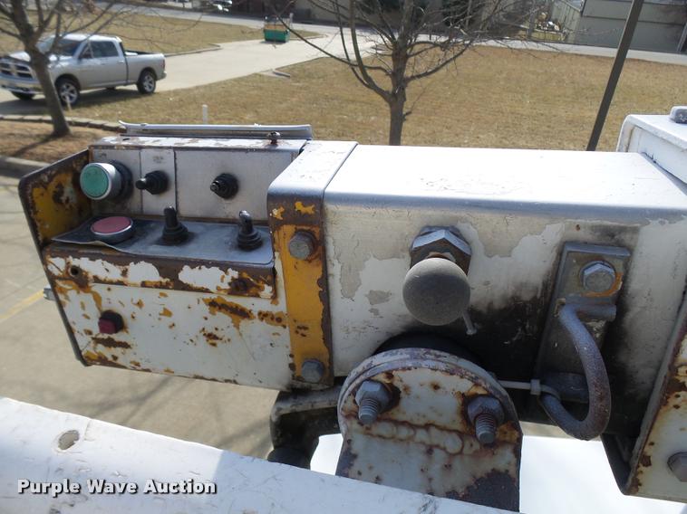 image for item CC9057 2001 Chevrolet Silverado 3500 bucket truck