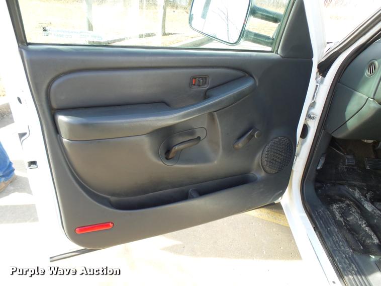 image for item CC9057 2001 Chevrolet Silverado 3500 bucket truck