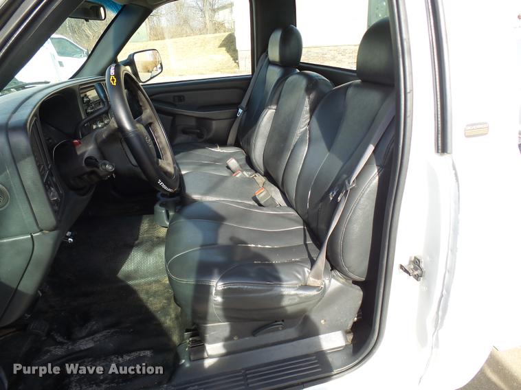 image for item CC9057 2001 Chevrolet Silverado 3500 bucket truck