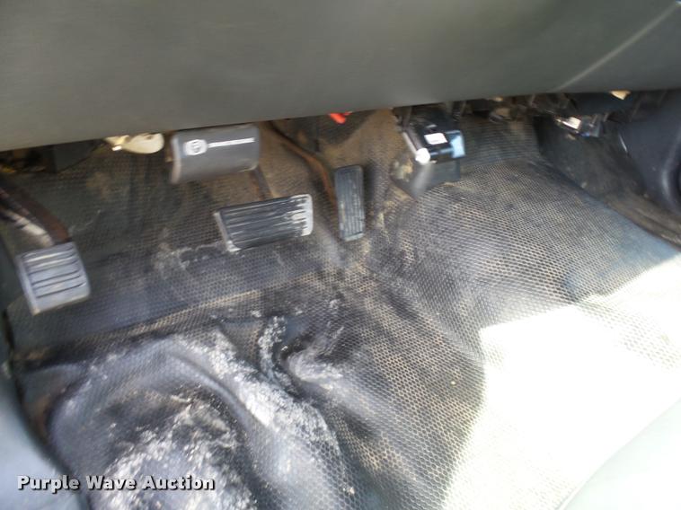 image for item CC9057 2001 Chevrolet Silverado 3500 bucket truck