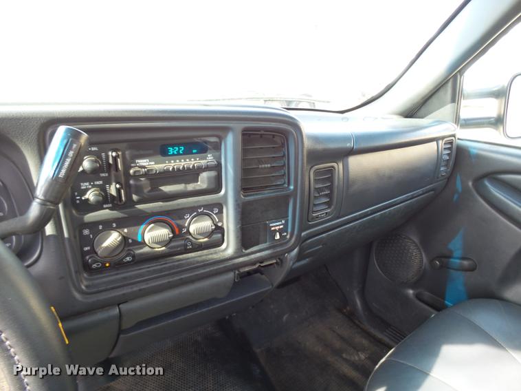 image for item CC9057 2001 Chevrolet Silverado 3500 bucket truck