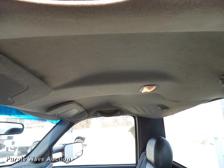 image for item CC9057 2001 Chevrolet Silverado 3500 bucket truck