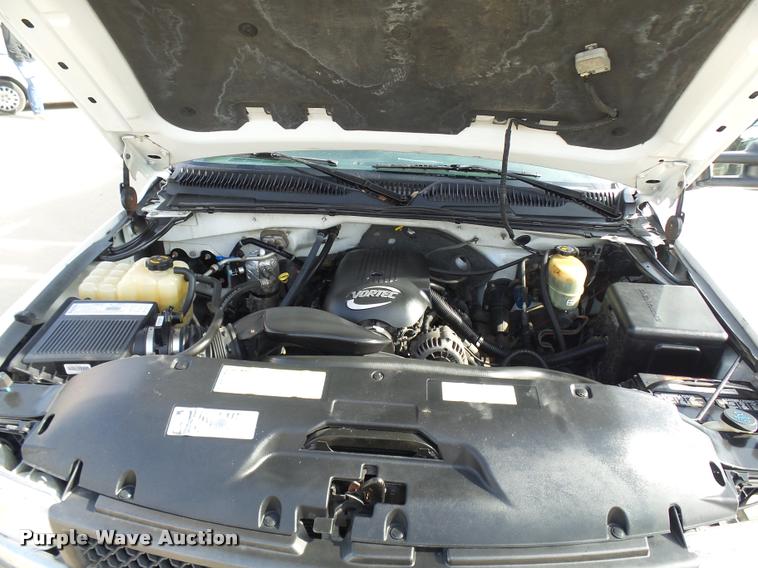 image for item CC9057 2001 Chevrolet Silverado 3500 bucket truck