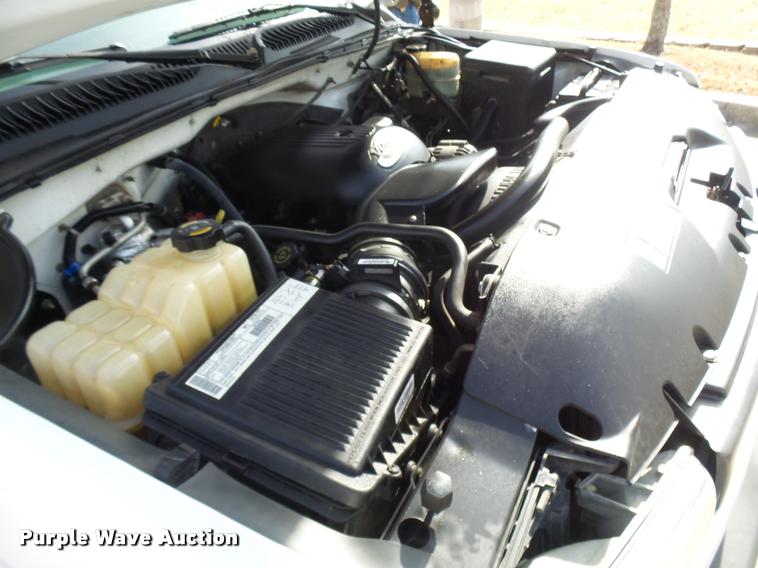 image for item CC9057 2001 Chevrolet Silverado 3500 bucket truck