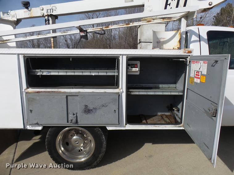 image for item CC9058 2001 Ford F450 Super Duty XL bucket truck