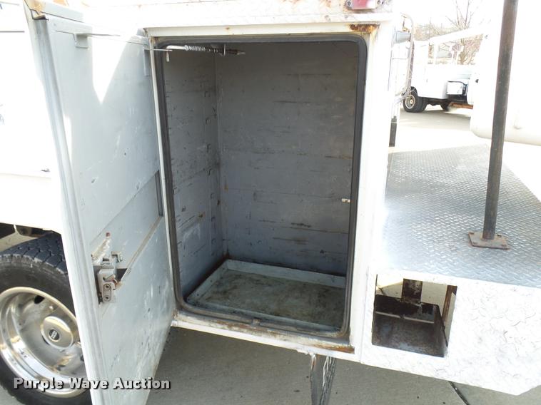 image for item CC9058 2001 Ford F450 Super Duty XL bucket truck