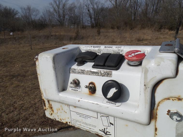 image for item CC9058 2001 Ford F450 Super Duty XL bucket truck