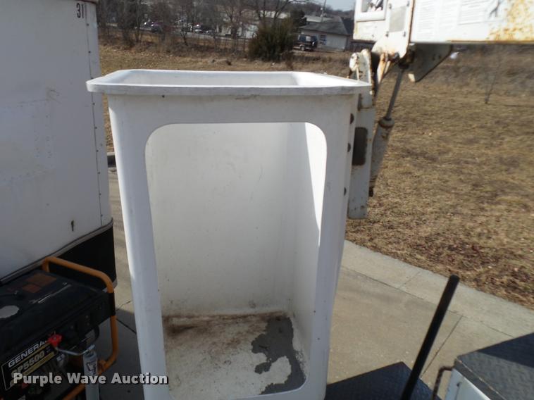 image for item CC9058 2001 Ford F450 Super Duty XL bucket truck