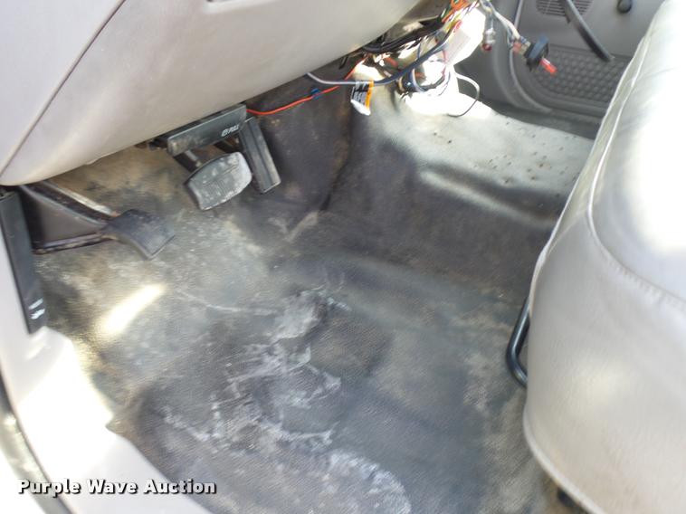 image for item CC9058 2001 Ford F450 Super Duty XL bucket truck