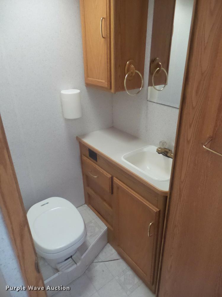 image for item DA7501 2002 Winnebago Sightseer RV