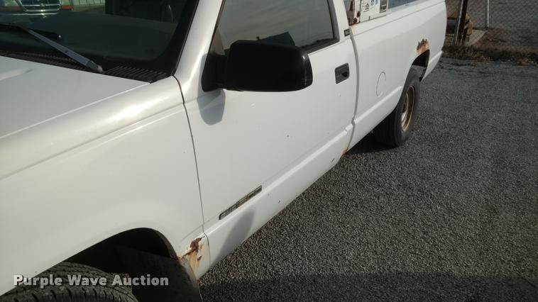 image for item DB0818 1996 GMC Sierra 1500 pickup truck