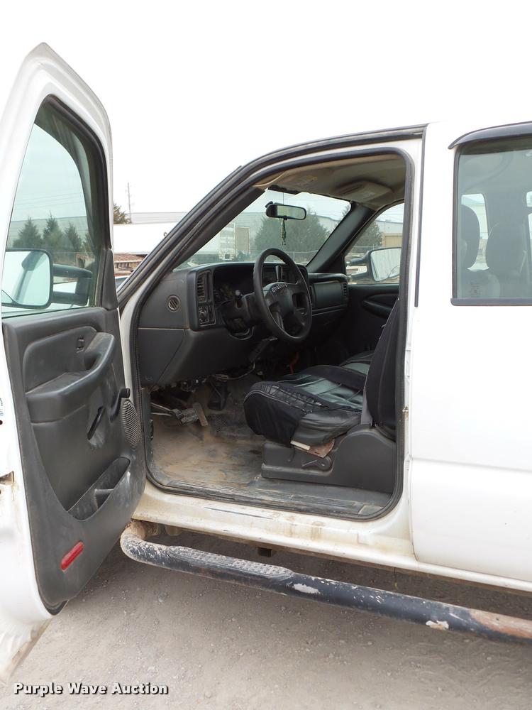 image for item DB2289 2005 Chevrolet Silverado 2500HD Crew Cab pickup truck