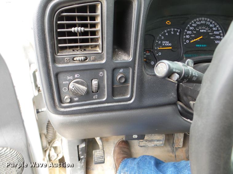 image for item DB2289 2005 Chevrolet Silverado 2500HD Crew Cab pickup truck