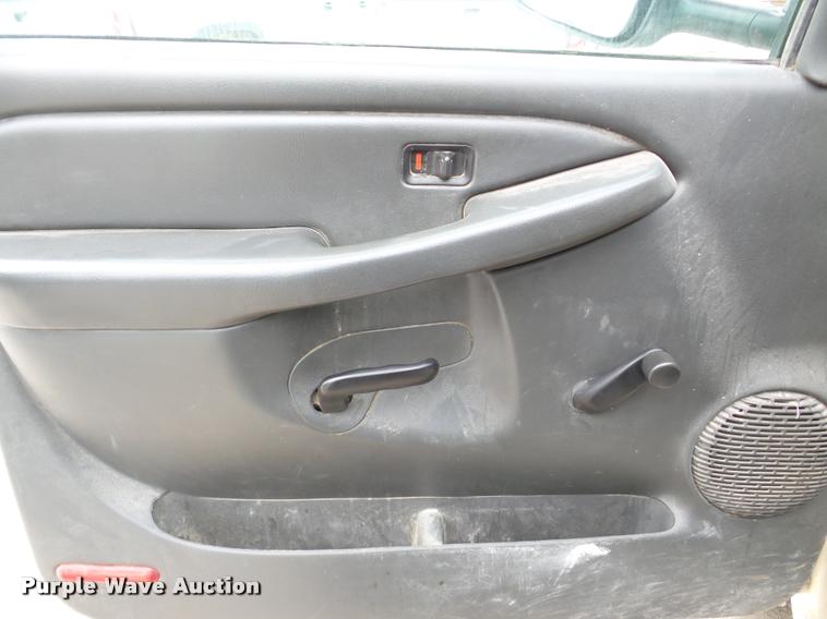 image for item DB2289 2005 Chevrolet Silverado 2500HD Crew Cab pickup truck