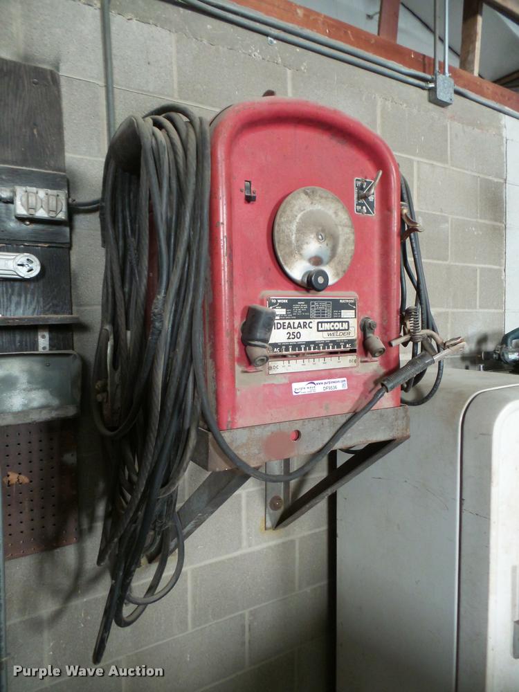 Lincoln Idealarc 250 welder in Wichita, KS Item DF9536 sold Purple Wave
