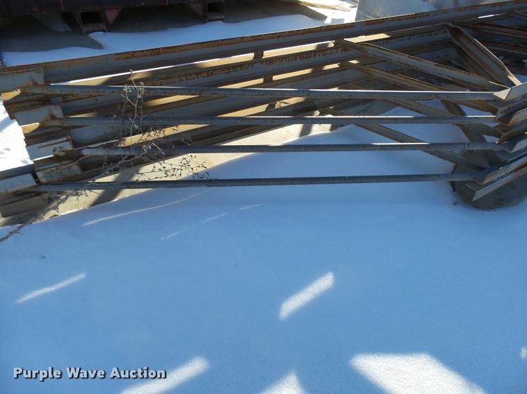 image for item DG9331 (4) metal trusses