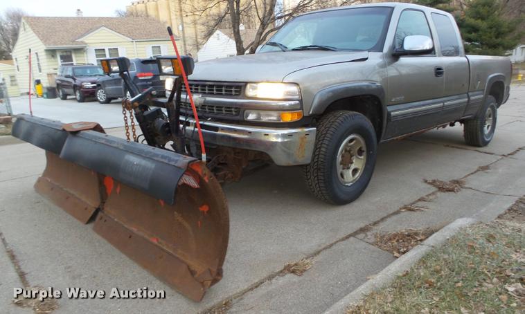 image for item L4243 2000 Chevrolet Silverado 2500 LS Ext. Cab pickup truck