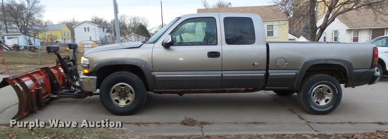 image for item L4243 2000 Chevrolet Silverado 2500 LS Ext. Cab pickup truck