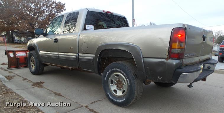 image for item L4243 2000 Chevrolet Silverado 2500 LS Ext. Cab pickup truck