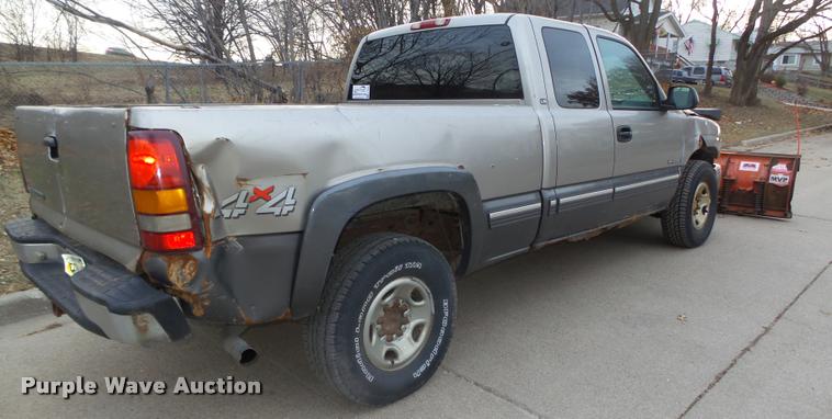 image for item L4243 2000 Chevrolet Silverado 2500 LS Ext. Cab pickup truck