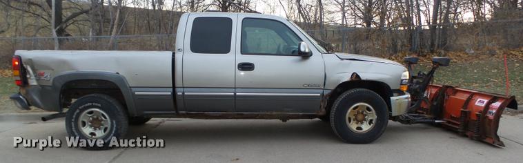 image for item L4243 2000 Chevrolet Silverado 2500 LS Ext. Cab pickup truck