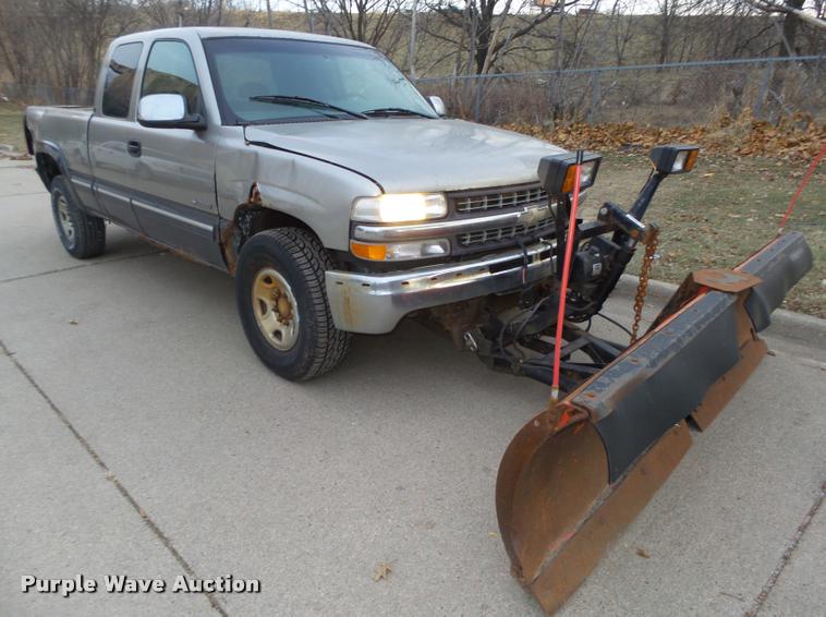 image for item L4243 2000 Chevrolet Silverado 2500 LS Ext. Cab pickup truck