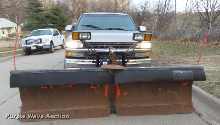 image for item L4243 2000 Chevrolet Silverado 2500 LS Ext. Cab pickup truck