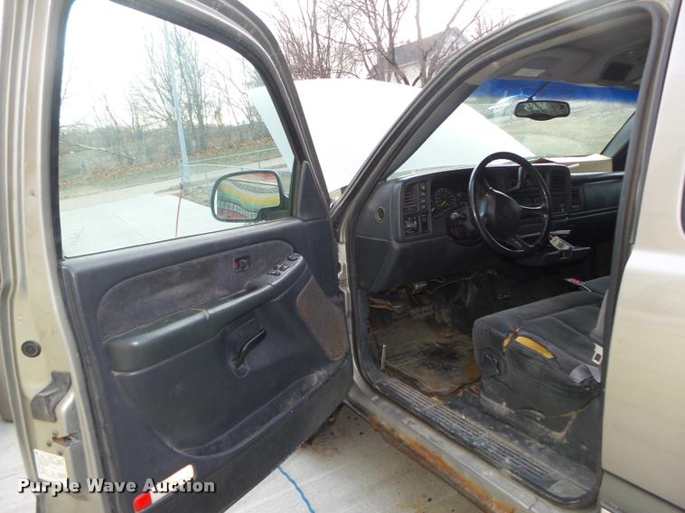 image for item L4243 2000 Chevrolet Silverado 2500 LS Ext. Cab pickup truck