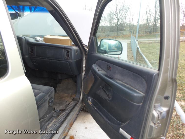 image for item L4243 2000 Chevrolet Silverado 2500 LS Ext. Cab pickup truck