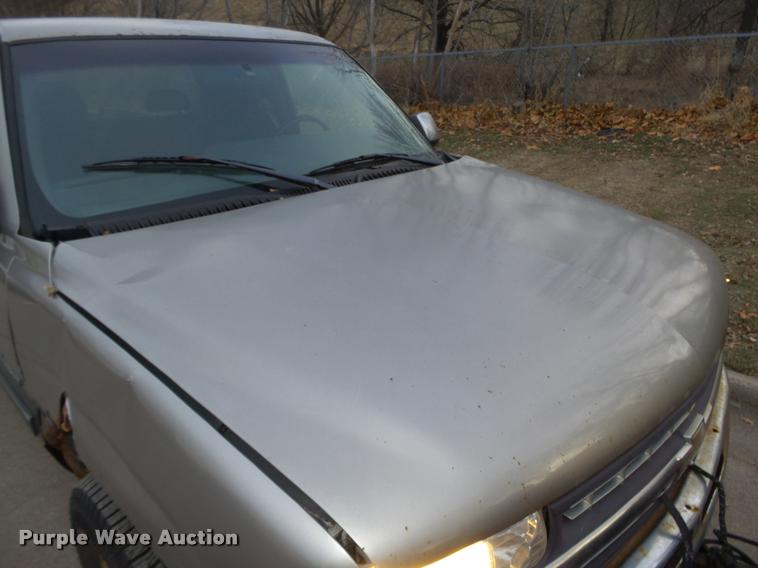 image for item L4243 2000 Chevrolet Silverado 2500 LS Ext. Cab pickup truck