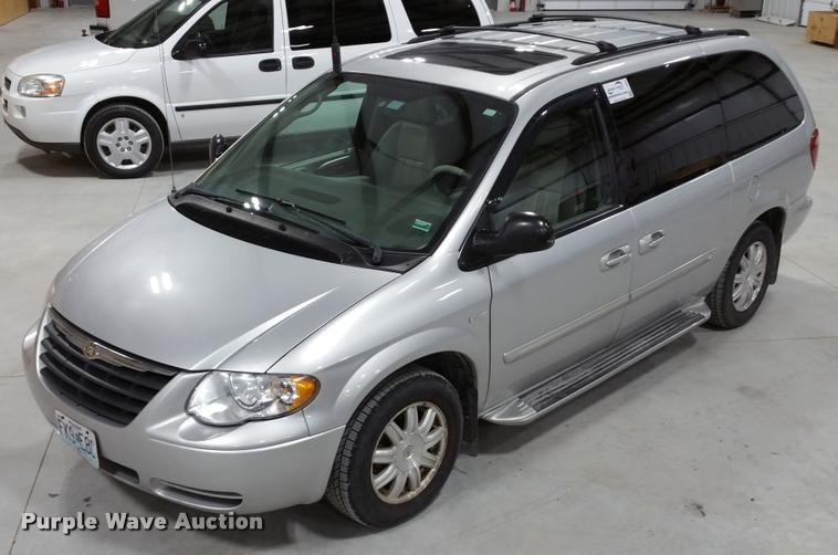 image for item L4666 2006 Chrysler Town & Country van