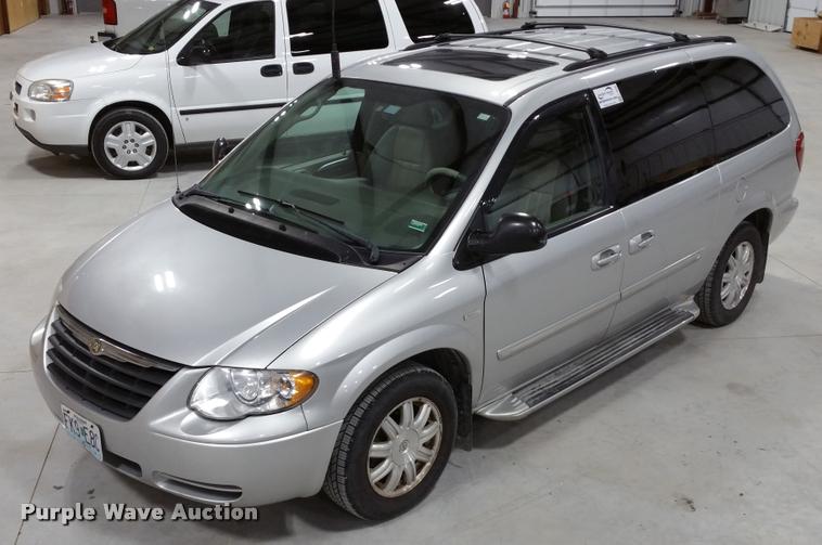 image for item L4666 2006 Chrysler Town & Country van