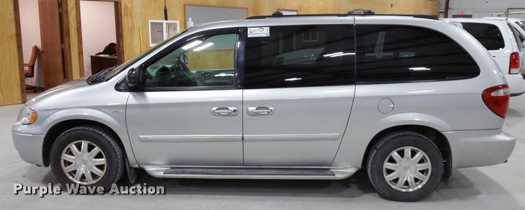 image for item L4666 2006 Chrysler Town & Country van