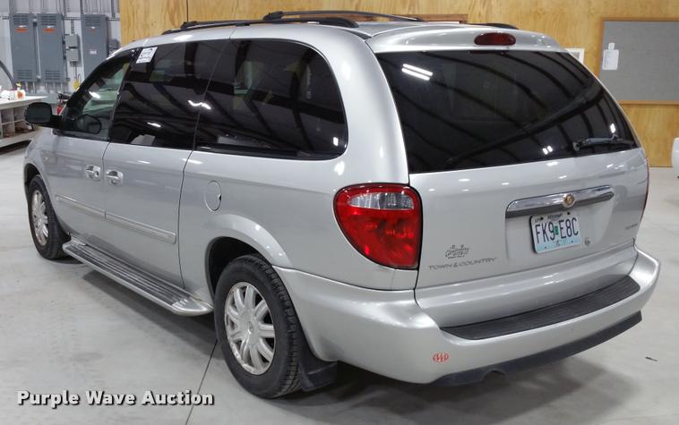 image for item L4666 2006 Chrysler Town & Country van