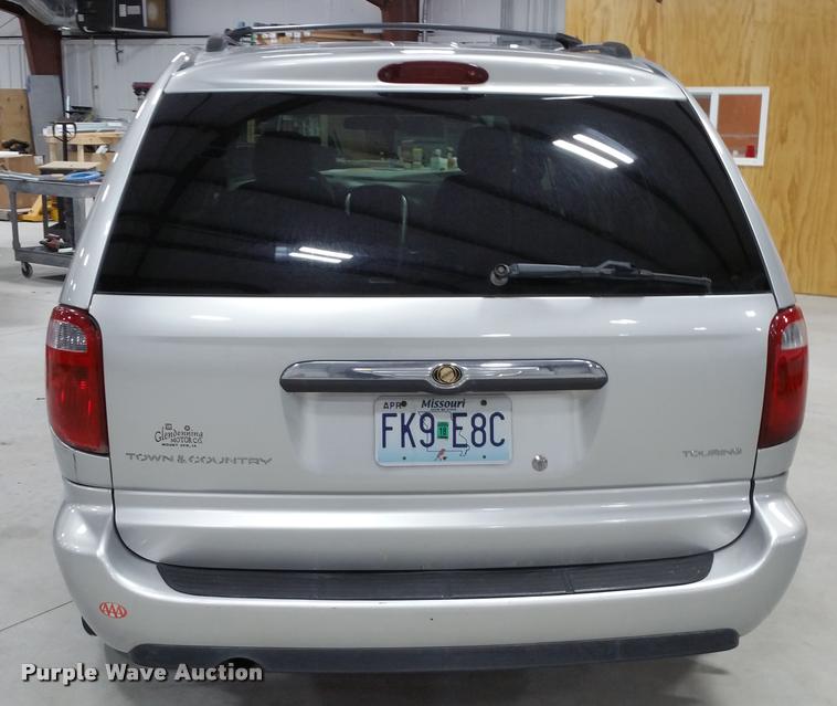 image for item L4666 2006 Chrysler Town & Country van