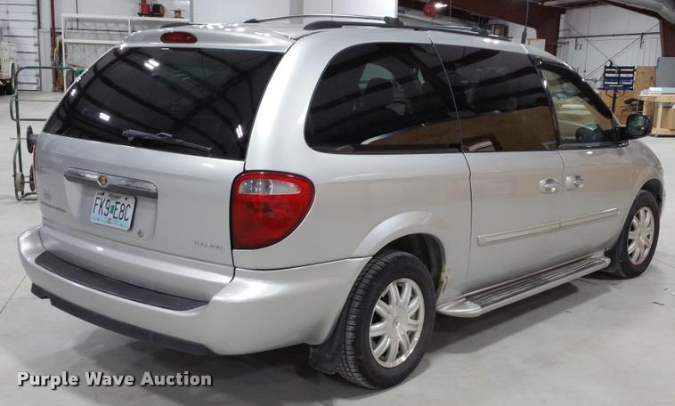 image for item L4666 2006 Chrysler Town & Country van