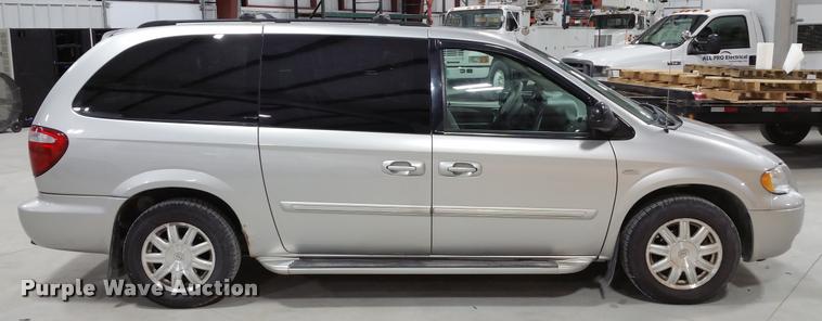 image for item L4666 2006 Chrysler Town & Country van