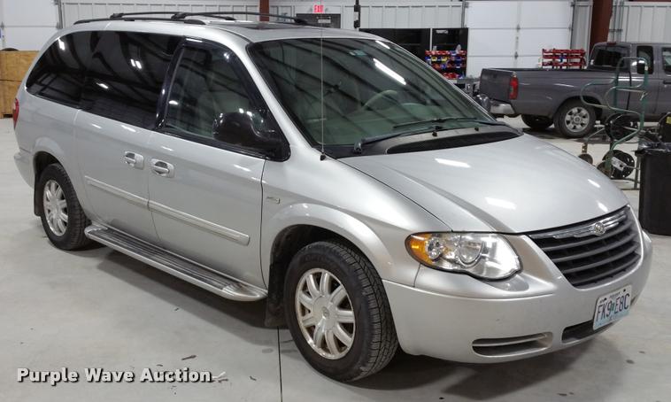image for item L4666 2006 Chrysler Town & Country van