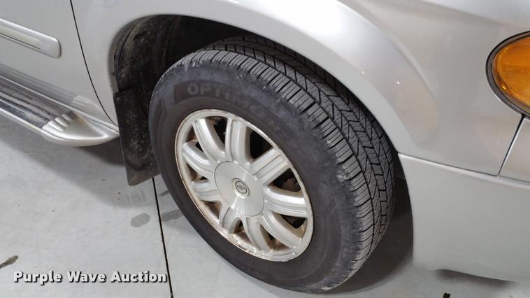image for item L4666 2006 Chrysler Town & Country van