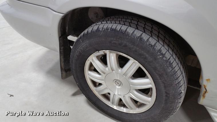 image for item L4666 2006 Chrysler Town & Country van