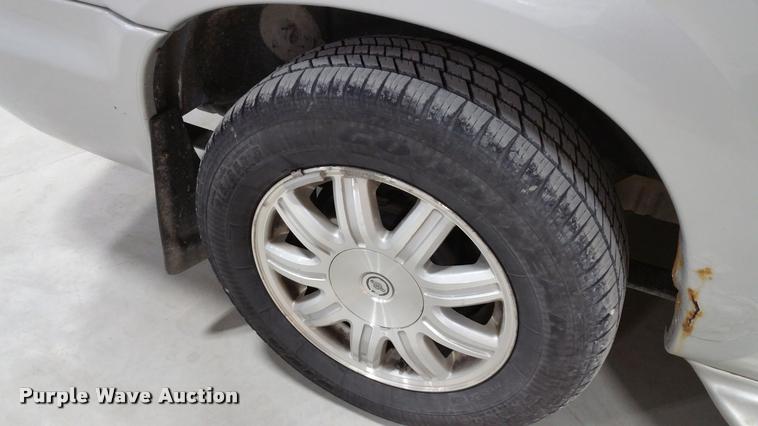 image for item L4666 2006 Chrysler Town & Country van