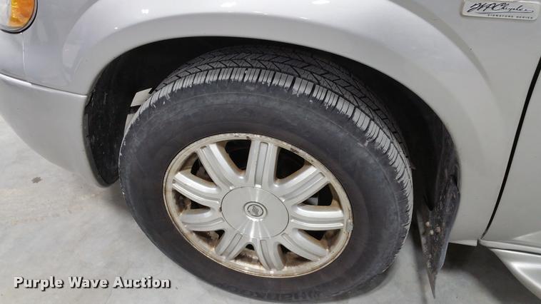 image for item L4666 2006 Chrysler Town & Country van
