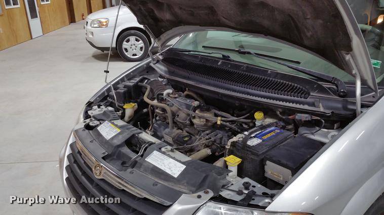 image for item L4666 2006 Chrysler Town & Country van